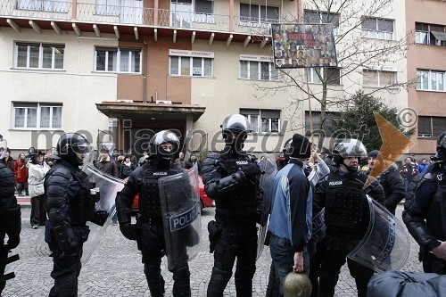 Protesti pred Mestno občino Maribor