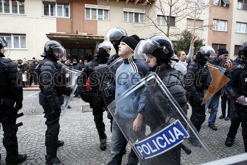 Protesti pred Mestno občino Maribor