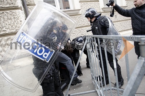 Protesti pred Mestno občino Maribor