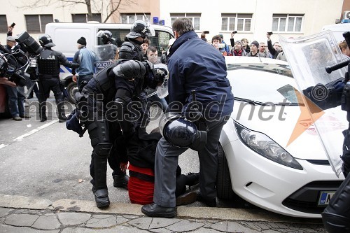 Protesti pred Mestno občino Maribor