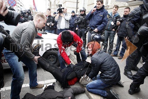 Protesti pred Mestno občino Maribor