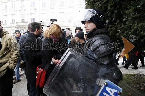 Protesti pred Mestno občino Maribor