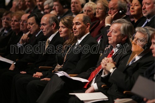 Na sredini: Janez Drnovšek, predsednik Republike Slovenije in Janez Janša, predsednik Vlade Republike Slovenije s spremljevalko Urško Bačovnik