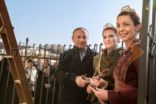 Stane Kocutar, odgovorni urednik Radia Maribor in mestni viničar mesta Maribora; Mojca Kren, mariborska vinska kraljica; Neža Pavlič, Vinska kraljica Slovenije 2013