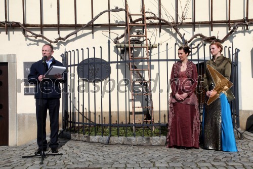 Stane Kocutar, odgovorni urednik Radia Maribor in mestni viničar mesta Maribora; Neža Pavlič, Vinska kraljica Slovenije 2013; Mojca Kren, mariborska vinska kraljica