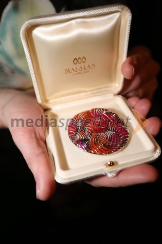 Unikatna broška draguljarne Malalan