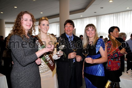 ...; Kim Mahnič, vinska kraljica Slovenske Istre, mag. Igor Kolenc, župan občine Izola; Ingrid Mahnič, Društvo vinogradnikov in kletarjev Slovenske Istre 