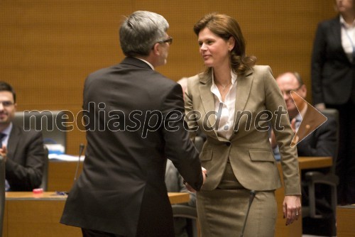 Roman Jakič, minister za obrambo; mag. Alenka Bratušek, predsednica vlade RS