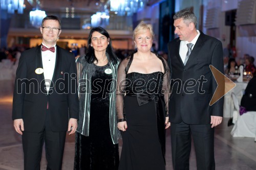 Zoran Vodopija, guverner slovenskih Lionsov, soproga Barbara Gašperšič 
Vodopija; Sabrina Pečelin, vodja odnosov z javnostmi pri Porsche Slovenija d.o.o.,
predsednica Lions kluba Ljubljana 2012/2013; Aleš Radelj