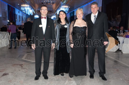 Zoran Vodopija, guverner Zveze Lions klubov distrikt 129 Slovenija; Barbara Gašperšič Vodopija; Sabrina Pečelin, vodja odnosov z javnostmi pri Porsche Slovenija d.o.o.,
predsednica Lions kluba Ljubljana 2012/2013; Aleš Radelj