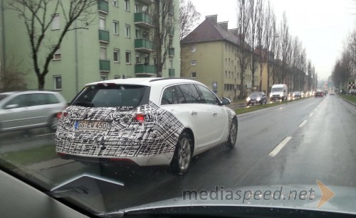 V objektiv ujeta zamaskirana Opel Insignia