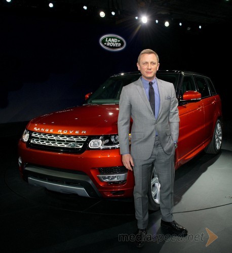 Daniel Craig in Range Rover Sport