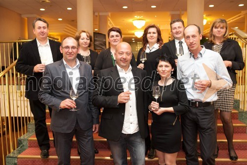 Danilo Flakus, direktor podjetja Dveri-Pax d.o.o.; Valerija Kolarič; Dijana Valdhuber; Magda Steyer; Danilo Steyer, Steyer vina; Klavdija Gaube;spredaj: Bogomir Valdhuber, Vino Valdhuber; Boštjan Protner, vinar; Mojca Protner; Alojz Gaube, Vina Gaube