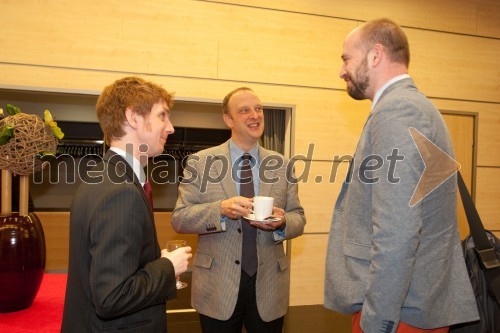 James Hilton ambasada Velike Britanije;  Jeremy Hibbins, direktor Britanske mednarodne šole; dr. Jure Stojan, novinar