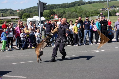 Policist s psom 