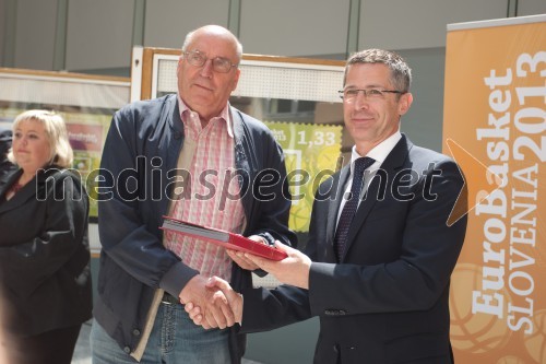 Ivo Daneu, ambasador EuroBasketa 2013; mag. Boris Novak, generalni direktor Pošte Slovenije