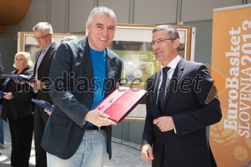 Zoran Predin, glasbenik; mag. Boris Novak, generalni direktor Pošte Slovenije