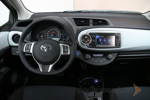 notranjost Toyote Yaris Hybrid 1.5 VVT-i Sol