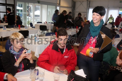 Mateja Car, moderatorka na Radiu City; Boštjan Bračič, moderator na Radiu City in pevec; Tina Zavec Aram, moderatorka na Radiu City