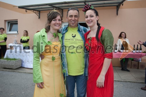 Jana Drnovšček, kraljica rebule; Ervin Čurlič, voditelj; Martina Sirk, kraljica češenj