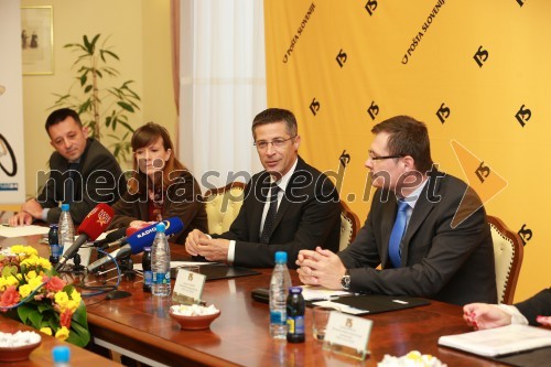 Vinko Filipič, član poslovodstva Pošte Slovenije; Karin Elena Sanchez, generalna sekretarka Zveze prijateljev Mladine Slovenije; mag. Boris Novak, generalni direktor Pošte Slovenije; mag. Igor Marinič, namestnik generalnega direktorja Pošta Slovenije