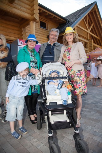 Zdenka Kahne, lastnica in direktorica kozmetike Kahne, mož Marjan Kahne, hčerka Nina Kahne in vnuka