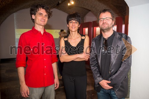 Jure Longyka, moderator; mag. Tanja Roženbergar Šega, direktorica Muzeja novejše zgodovine Celje; dr. Tone Kregar, pevec Mi2 in zgodovinar