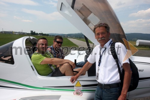 Sašo Papp, moderator Radio Center ; Darko Milanovič, pilot; Viljem Očko, Letalski center Maribor