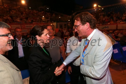 Mag. Alenka Bratušek, predsednica vlade RS; ...