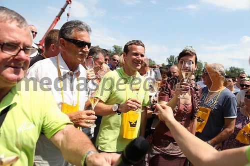 Anton Kampuš, župan občine Gornja Radgona; Borut Cvetkovič, direktor podjetja Radgonske gorice; Neža Pavlič, Vinska kraljica Slovenije 2013