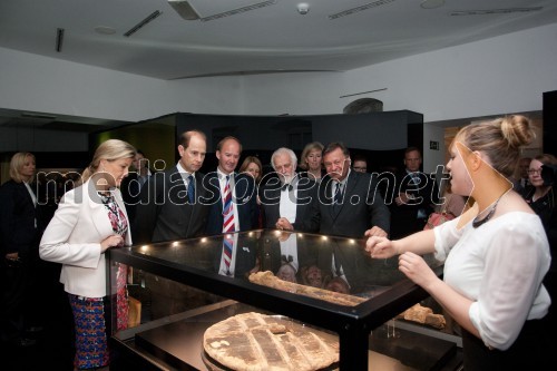 Sophie, grofica Wessexa;  Edward, grof Wessexa; Andrew Page, 
veleposlanik Velike Britanije v Sloveniji; MItja Meršol, nekdanji urednik Dela; Zoran Jankovič, župan Mestne 
občine Ljubljana