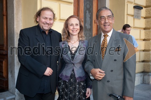 Darko Brlek, direktor Festivalja Ljubljana; Rossella Franchini Sherifis, veleposlanica Italije v Sloveniji s soprogom