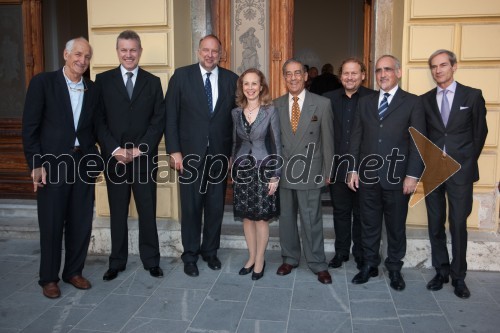 Miloš Budin, predsednik tržaškega gledališča Il Rossetti;Edi Kraus, načelnik za gospodarstvo in razvoj na občini Trst; Roberto Cosolini, župan občine Trst; Rossella Franchini Sherifis, veleposlanica Italije v Sloveniji s soprogom; Darko Brlek, direktor Festivalja Ljubljana; Antonio Tasca, direktor Fundacije Opere Giuseppe Verdi iz Trsta, Paolo Rodda, umetniški direktor Fundacije Opere Giuseppe
Verdi iz Trsta