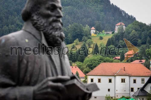 V ozadju: Grad Tabor Laško