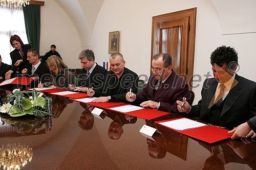 Mag. Božidar Pučnik, član mestnega sveta MOM, Tanja Vindiš, članica mestnega sveta MOM, Andrej Verlič, mariborski podžupan, Franc Kangler, mariborski župan, Stanislav Brglez, član mestnega sveta MOM in Rok Peče, brat Saša Pečeta in poslanec SNS v mariborskem mestnem svetu