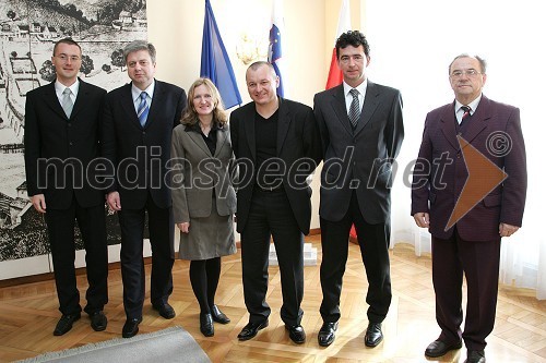 Mag. Božidar Pučnik, član mestnega sveta MOM, Andrej Verlič, mariborski podžupan, Tanja Vindiš, članica mestnega sveta MOM, Franc Kangler, mariborski župan, Rok Peče, brat Saša Pečeta in poslanec SNS v mariborskem mestnem svetu in Stanislav Brglez, član mestnega sveta MOM