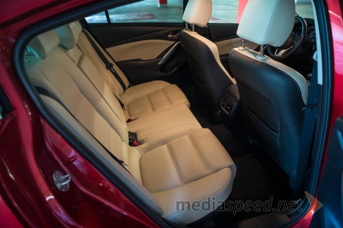 Mazda6 2.0i Revolution, zadaj se lahko udobno namestita predvsem dva potnika