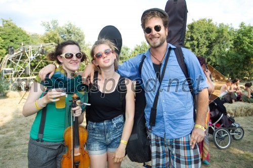 Kate Young, glasbenica; Karin Ingebrand, glasbenica; Daniel Wall, glasbenik