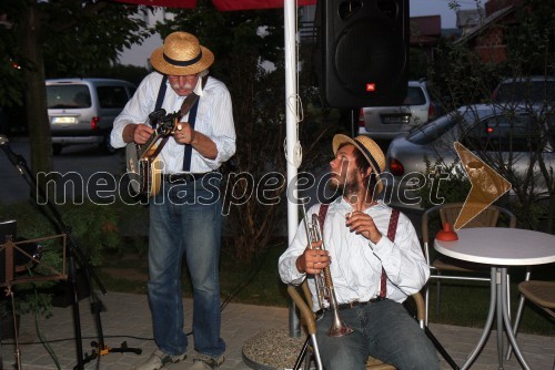 Dixie šok Band: Tomo Jurak, banjo in vokal; Aljoša Pavlič, trobenta