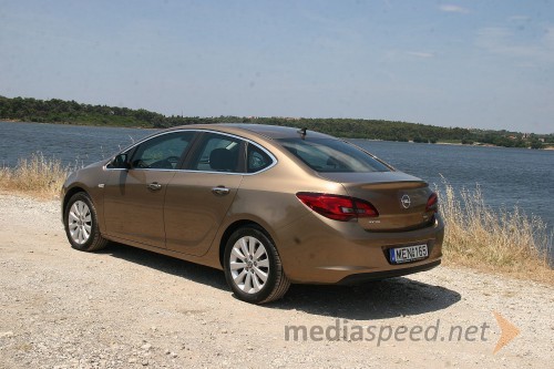 Opel Astra Sedan 1.7 CDTI (96 kW) Cosmo, mediaspeed test