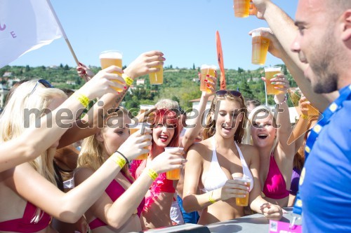 Udeleženke Parade bikink