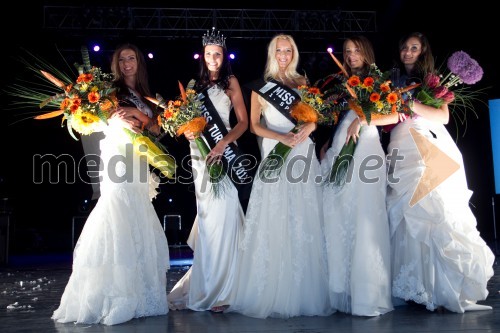 Amanda Alukič Kuburaš, 2. spremljevalka Miss turizma; Sandra Skutnik, 
Miss turizma 2013; Urška Novak, 1. spremljevalka Miss turizma; Eva Plešnar, Miss Oriflame; Klavdija Makuc, Miss radia Zeleni val