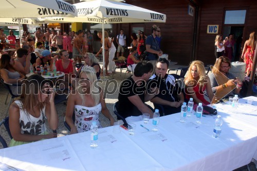 Nives Orešnik, Miss Slovenije 2012; Tanja Savanovič, Miss bikini 2012; Marko Kolar, maneken; Dejan Klapič, direktor frizerskega salona Frizi; Katja Praprotnik, vizažistka; Tibor Golob, fotograf