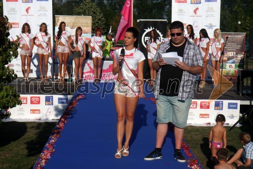 Petra Bezjak, kandidatka za Miss bikini 2013; Filip Kocijančič, novinar in voditelj prireditve