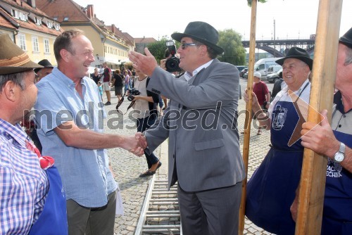 Stane Kocutar, mestni viničar in skrbnik Stare trte, odgovorni urednik Radio Maribor; dr. Andrej Fištravec, župan MOM