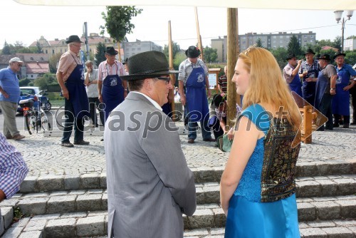 Dr. Andrej Fištravec, župan MOM; Mojca Kren, mariborska vinska kraljica