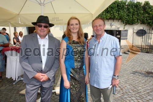 Dr. Andrej Fištravec, župan MOM; Mojca Kren, mariborska vinska kraljica; Stane Kocutar, mestni viničar in skrbnik Stare trte, odgovorni urednik Radio Maribor