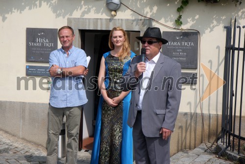 Stane Kocutar, mestni viničar in skrbnik Stare trte, odgovorni urednik Radio Maribor; Mojca Kren, mariborska vinska kraljica; dr. Andrej Fištravec, župan MOM