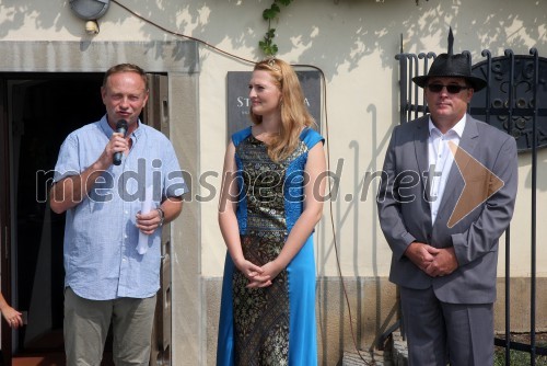 Stane Kocutar, mestni viničar in skrbnik Stare trte, odgovorni urednik Radio Maribor; Mojca Kren, mariborska vinska kraljica; dr. Andrej Fištravec, župan MOM