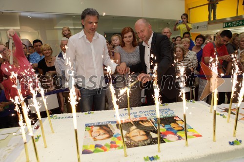 Jan Plestenjak, glasbenik; Simona Mandl, center manager Europark; Boštjan Brantuša, center manager Cityparka